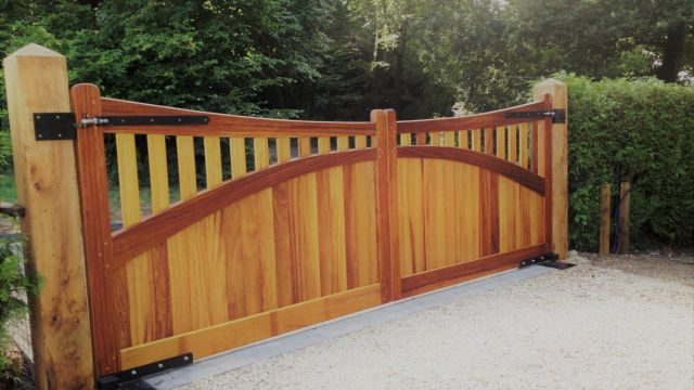 Timber Gates - Barker and Geary Gate Automation Hampshire